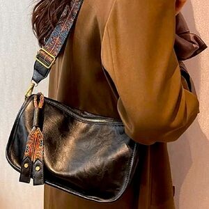 🤩   SOLD! -    Gorgeous -Like New- pattern strap zipper, vegan leather bag. 😍